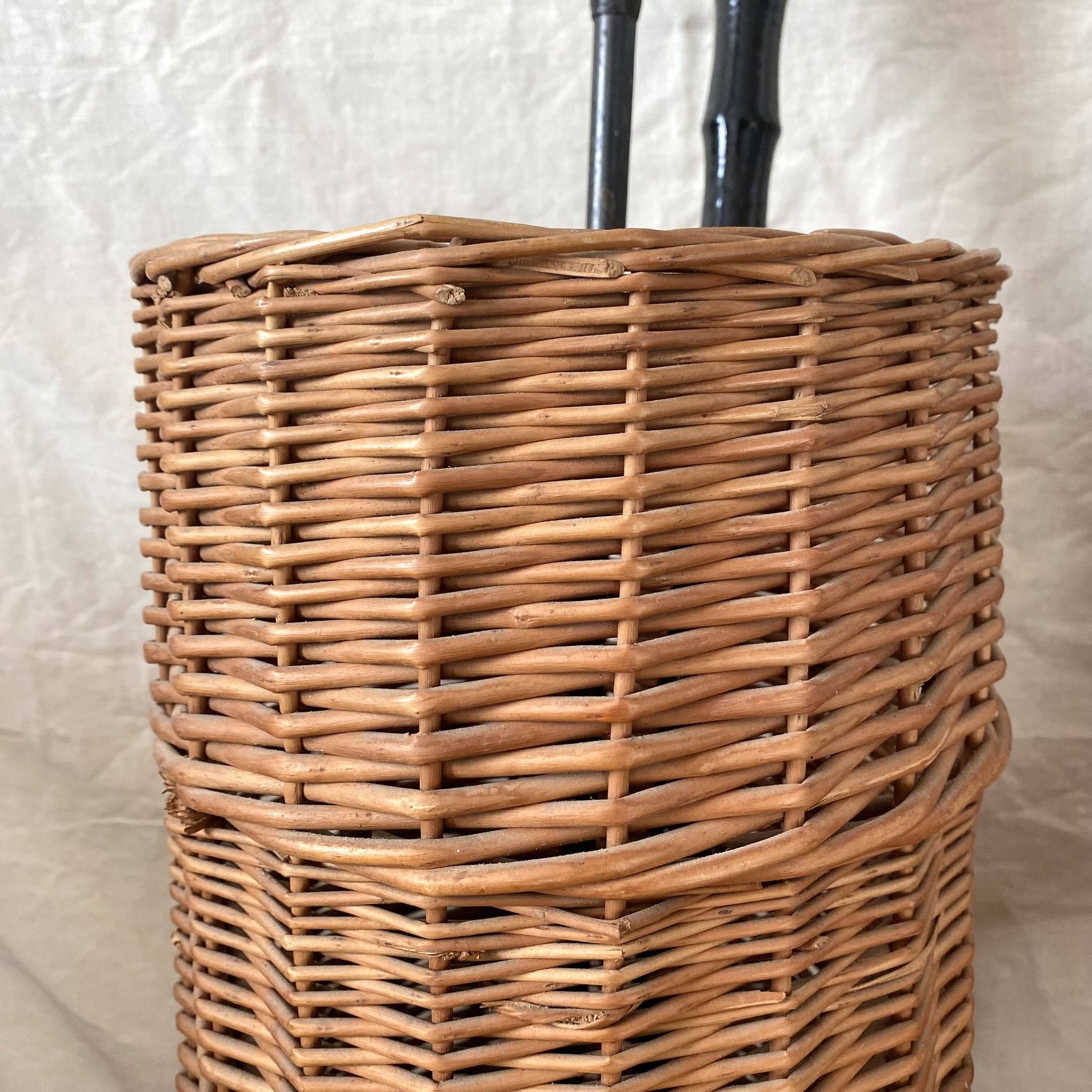 Panier en osier tressé , porte cannes vintage