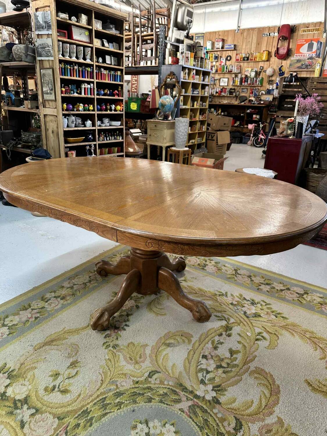 Extendable round table and 4 chairs