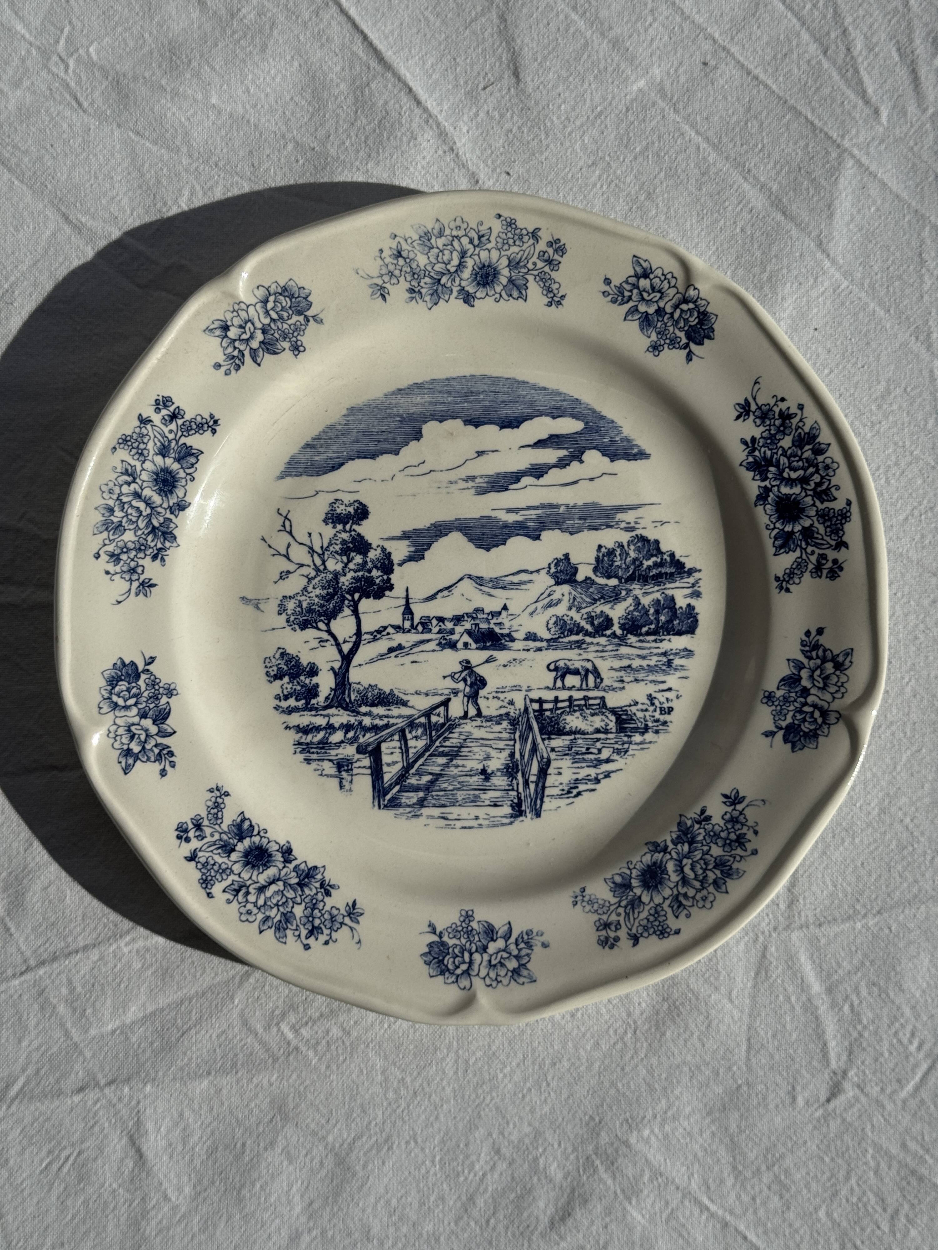 Assiette ancienne en faïence à décor de paysage bleu D24,5