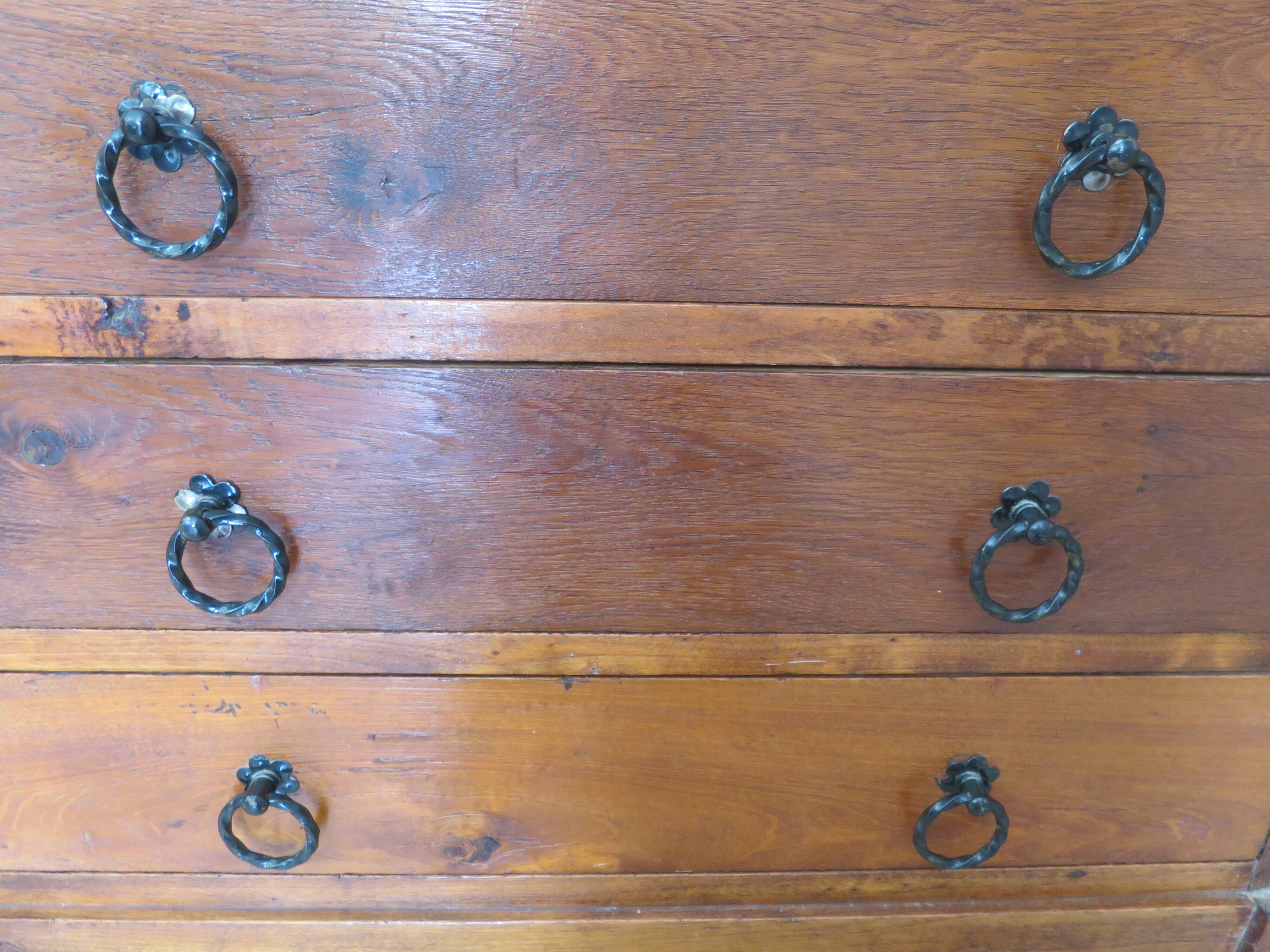 Commode 4 tiroirs en bois massif, début XXème s.