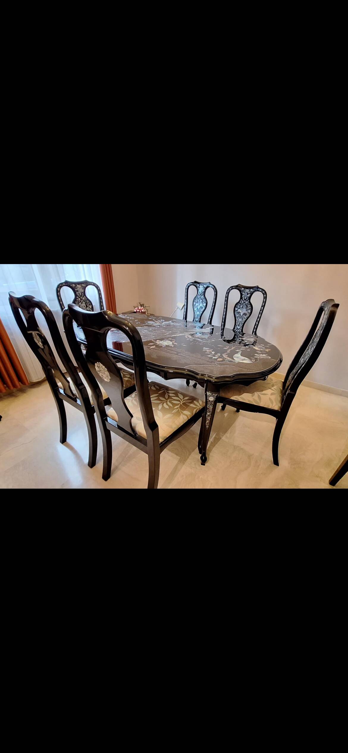 Tables coréenne laquée avec incrustations nacrées et 8 chaises
