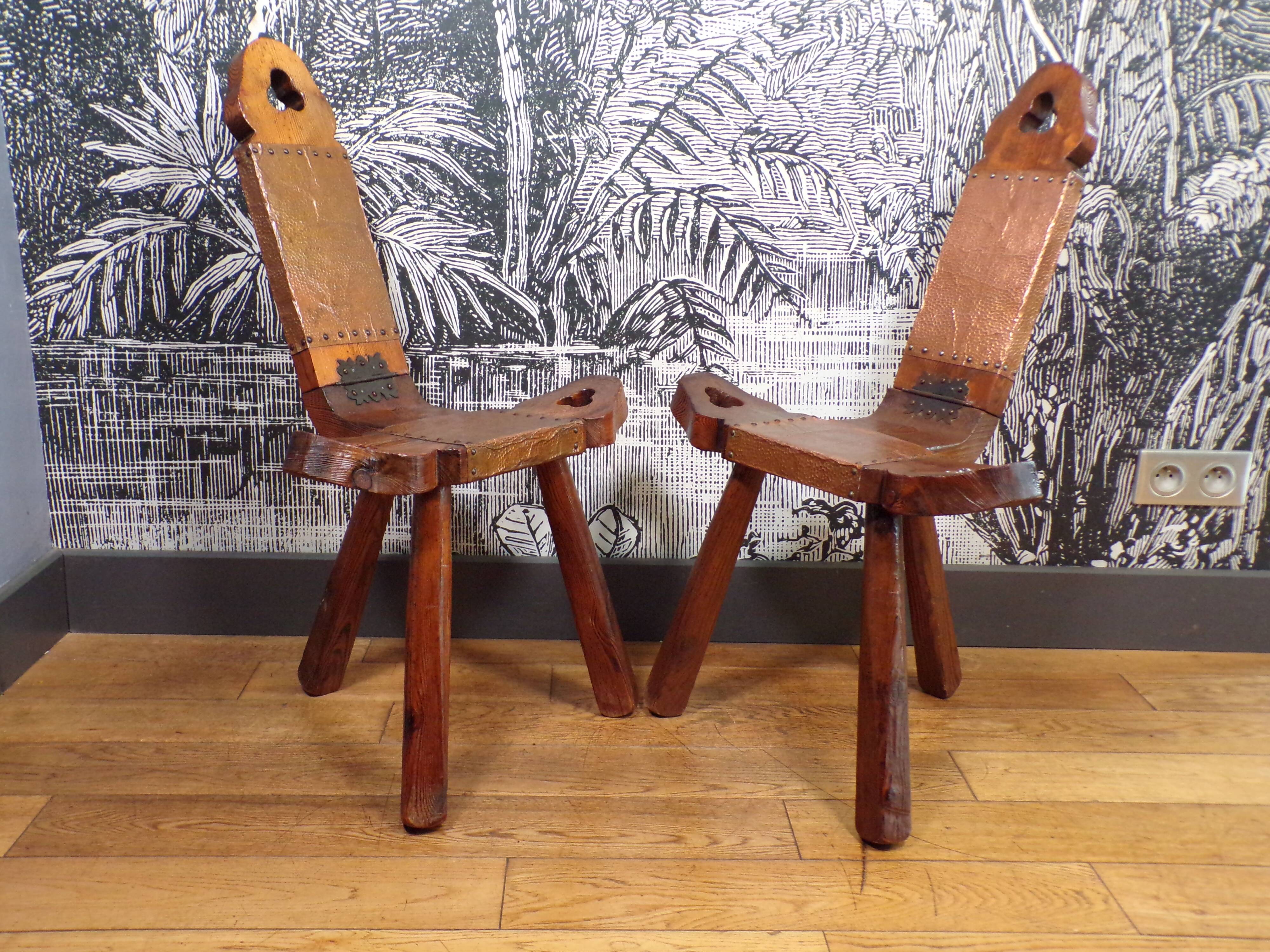 Pair of tripod mountain chairs