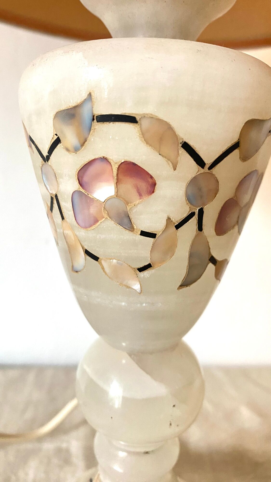 Vintage lamp in alabaster and mother-of-pearl