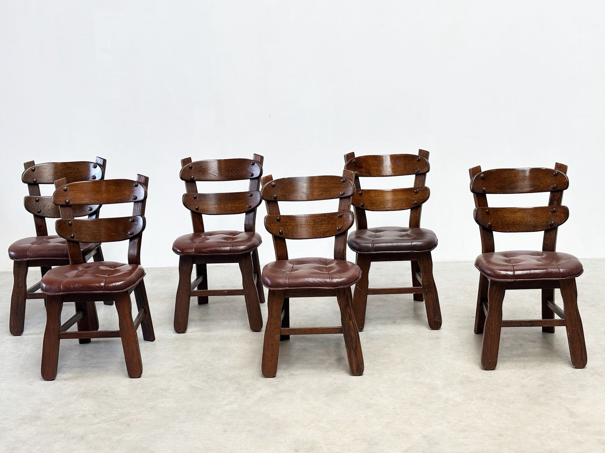 Ensemble de six chaises de salle à manger brutalistes françaises