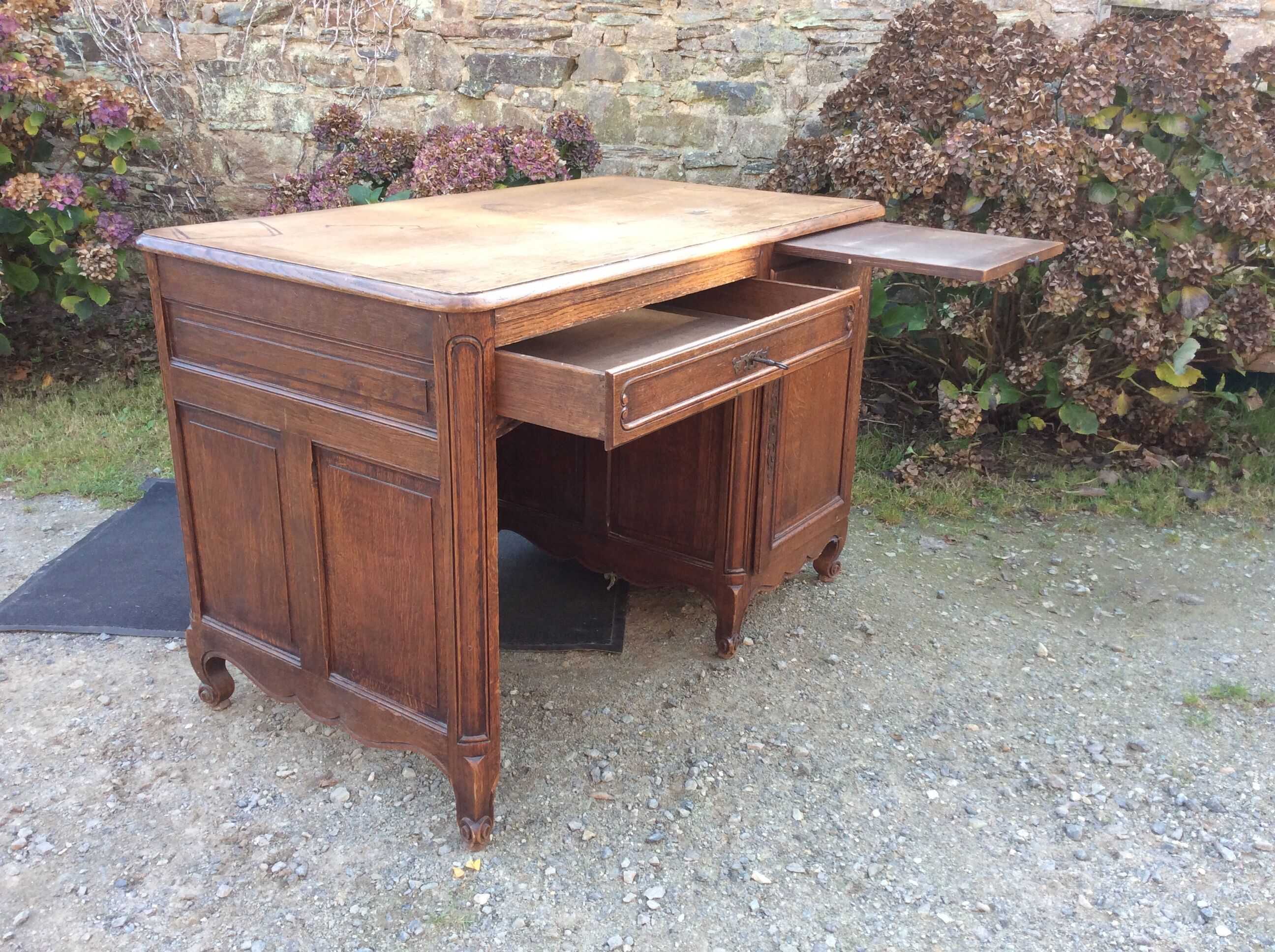 Vintage neo Louis XV desk in solid oak.