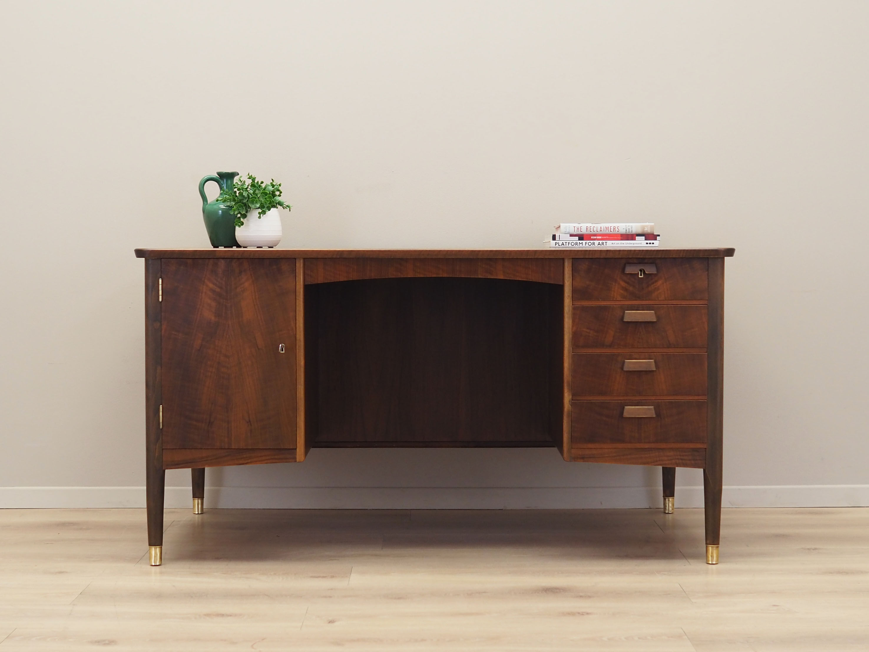 Bureau en noyer, design danois, années 1970, production: Danemark