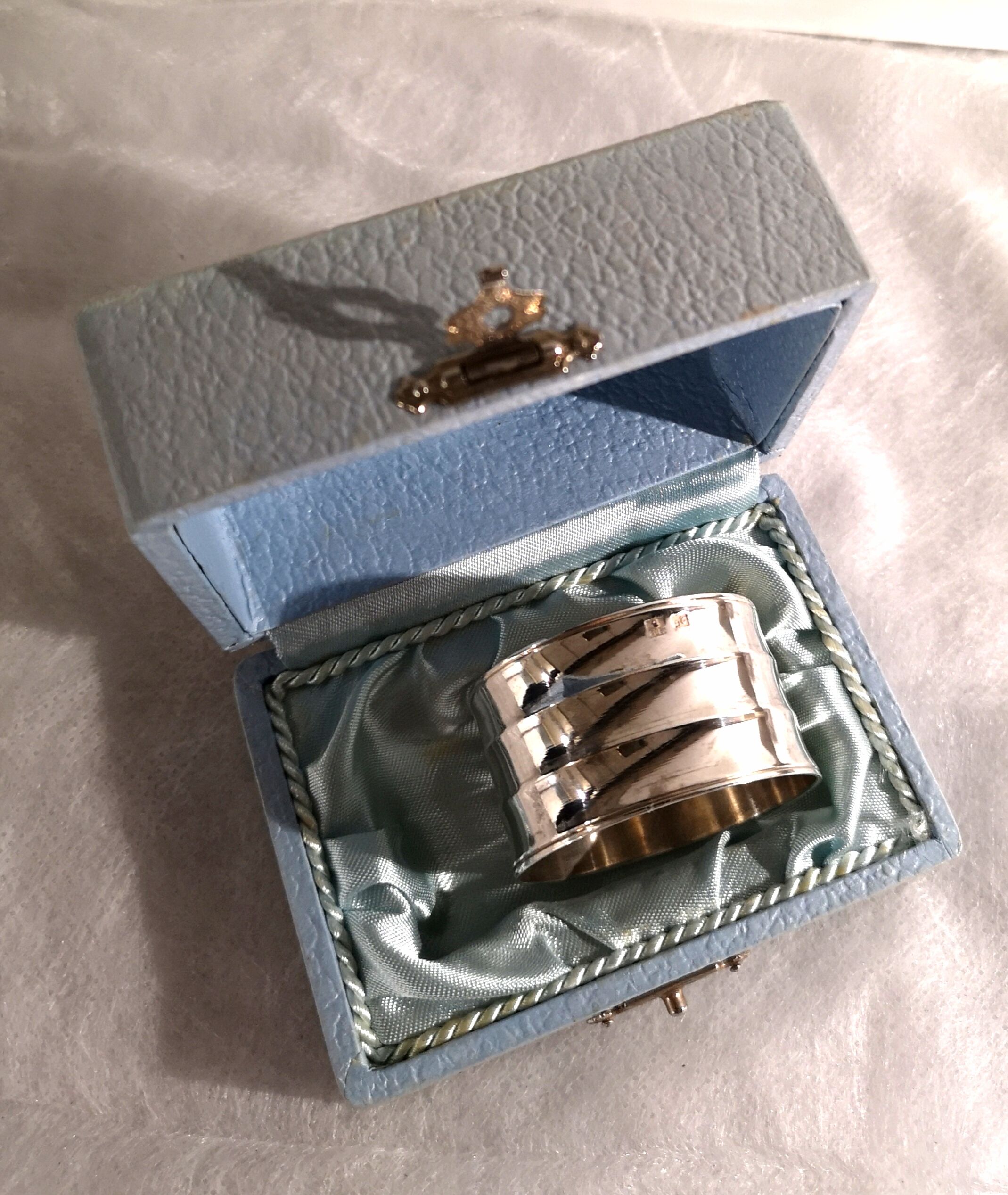 Silver metal towel round