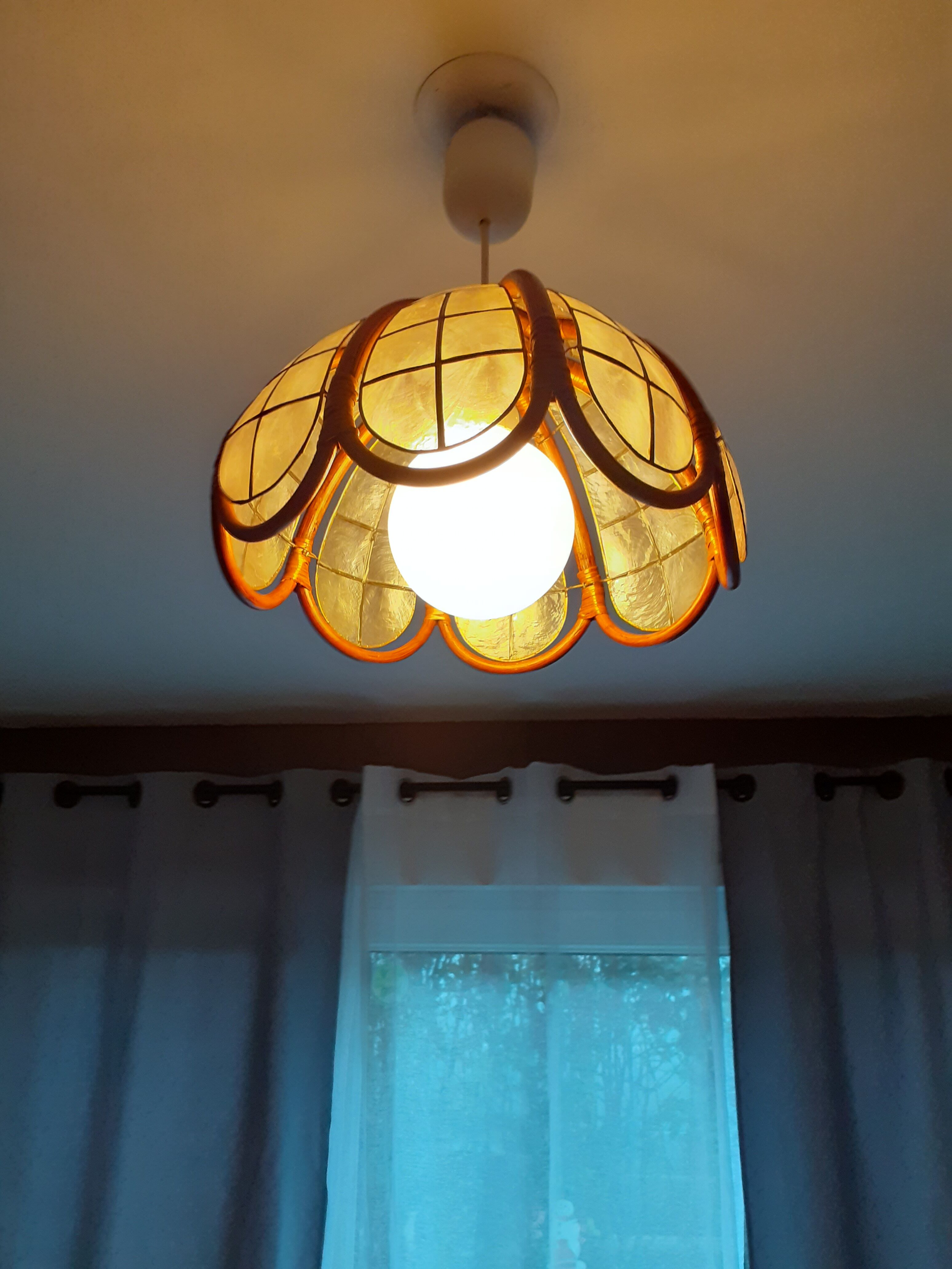 Vintage suspension in brass rattan and mother-of-pearl