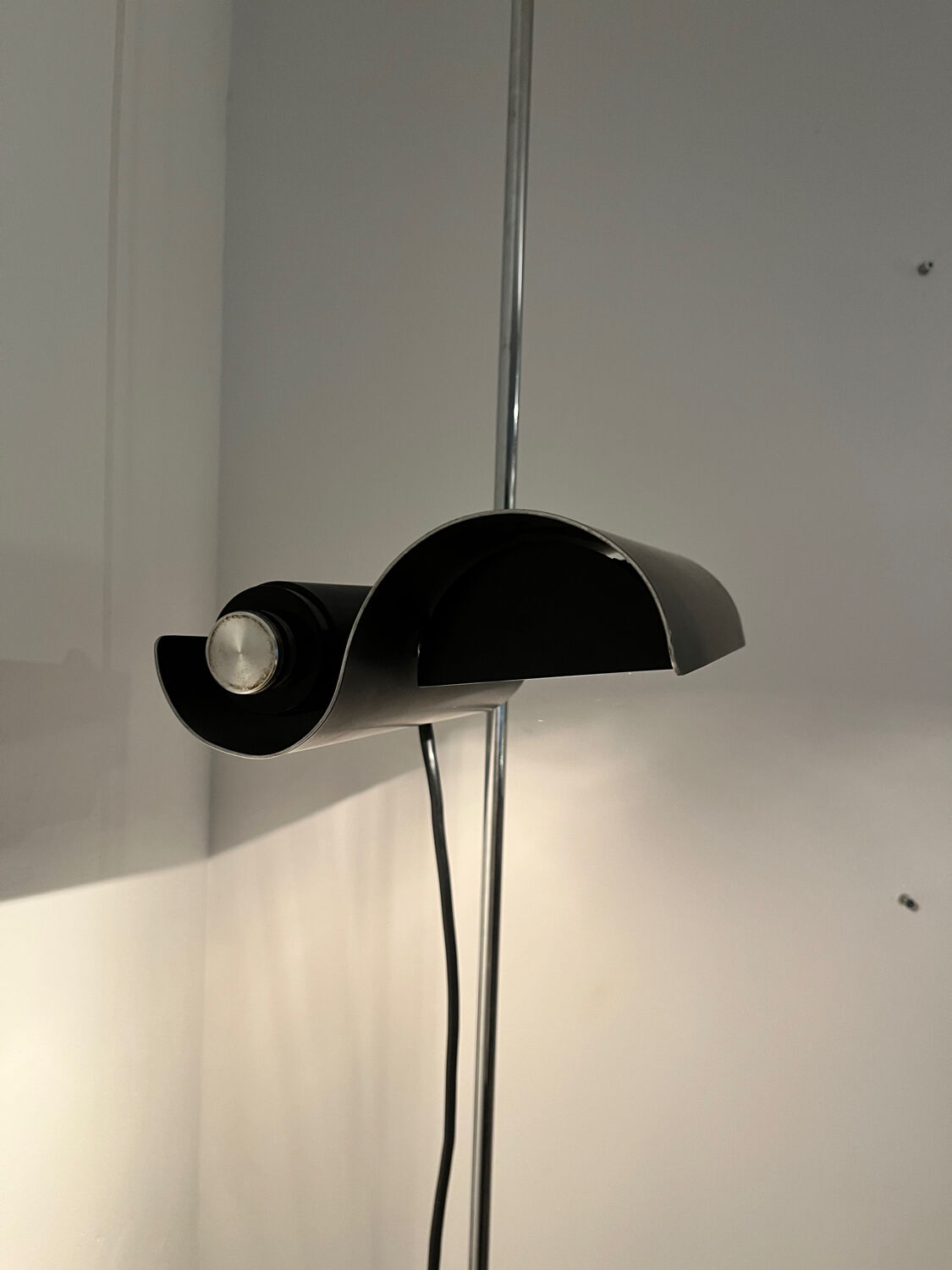Lampadaire Oluce – DIM – Vico Magistretti – Acier chromé & aluminium –