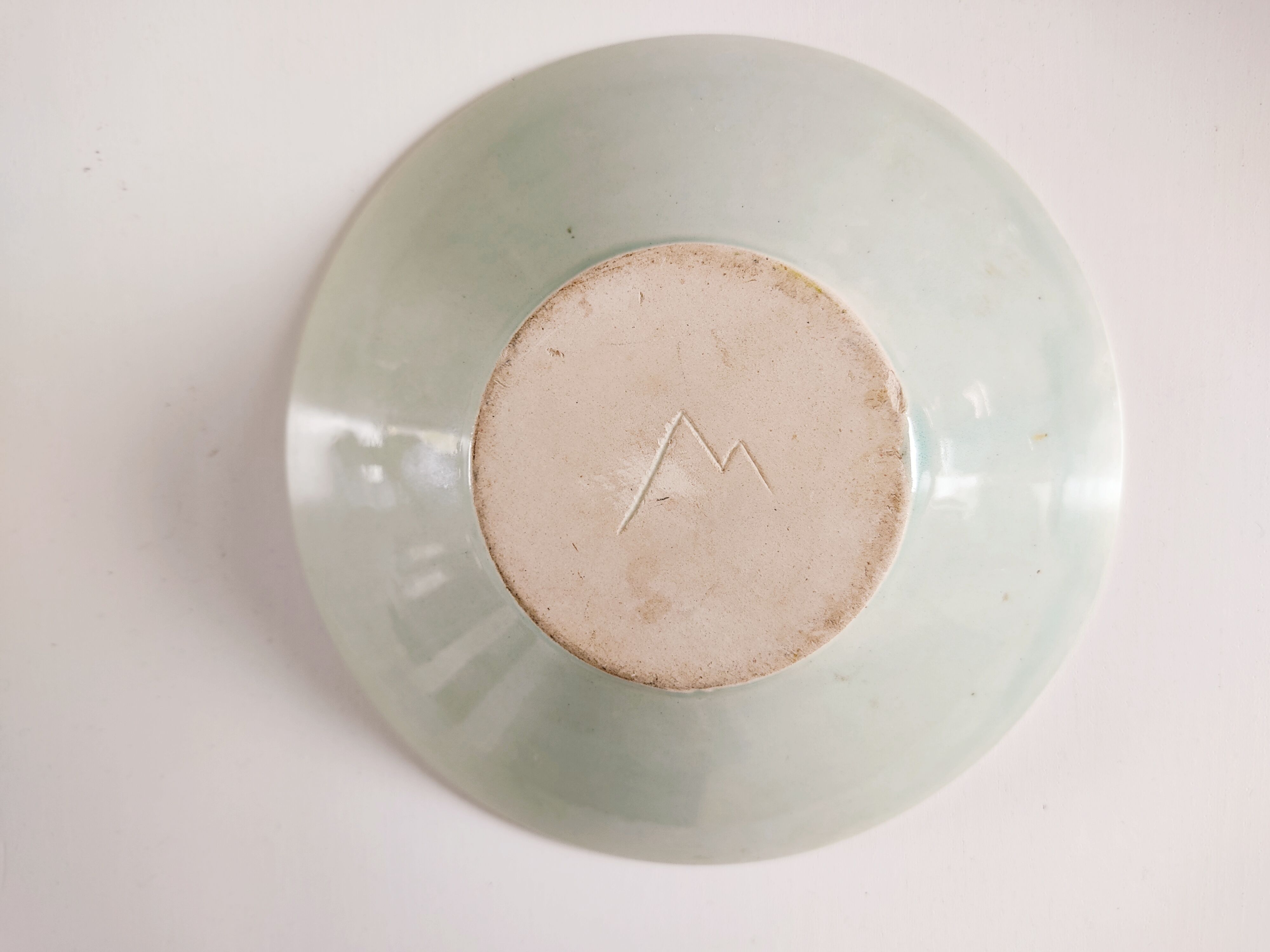 Empty pocket in hand-painted sun earthenware