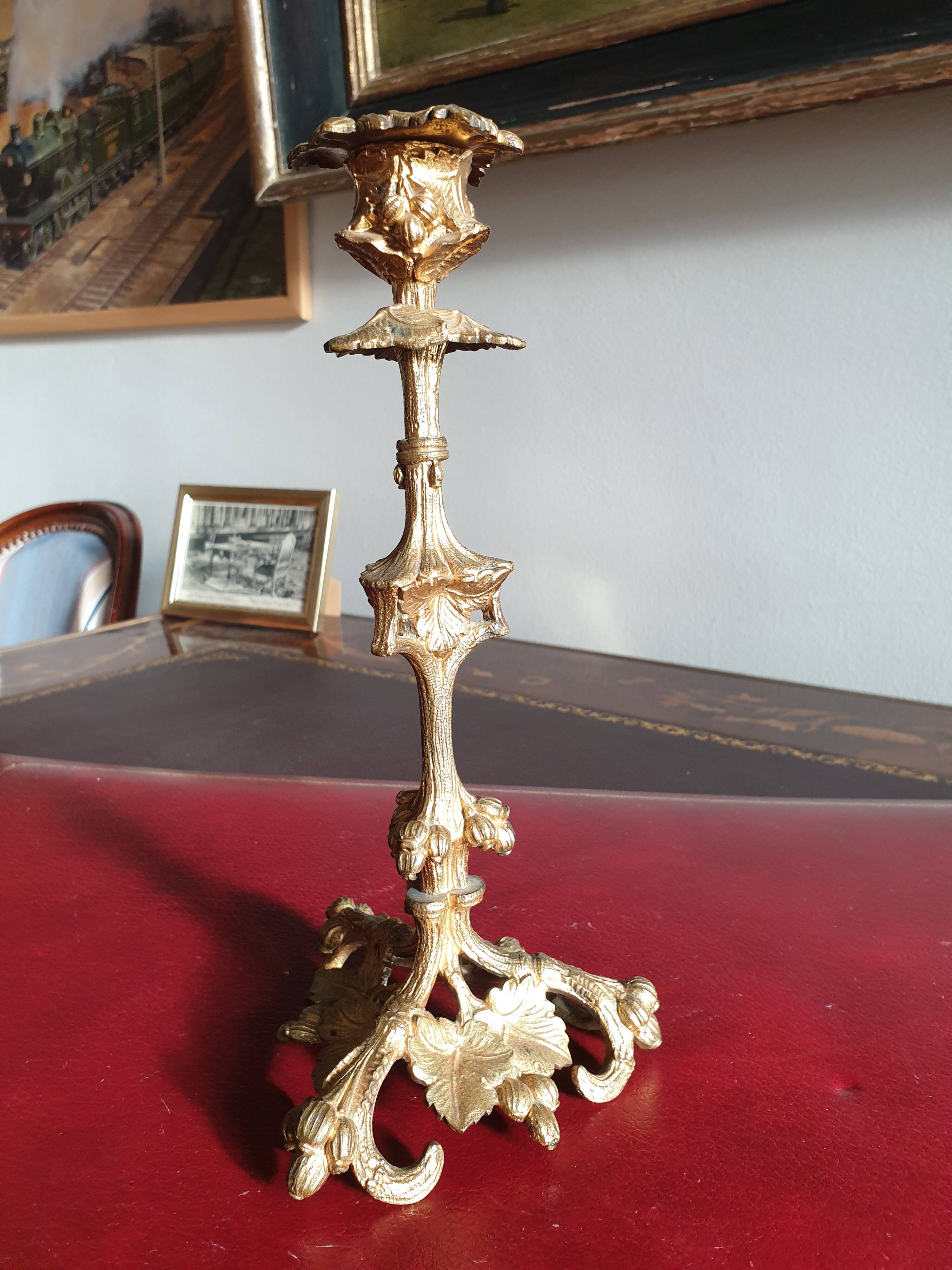 19th-century gilded bronze candlestick with leaf motifs, height 23.5 cm.