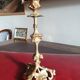 19th-century gilded bronze candlestick with leaf motifs, height 23.5 cm.