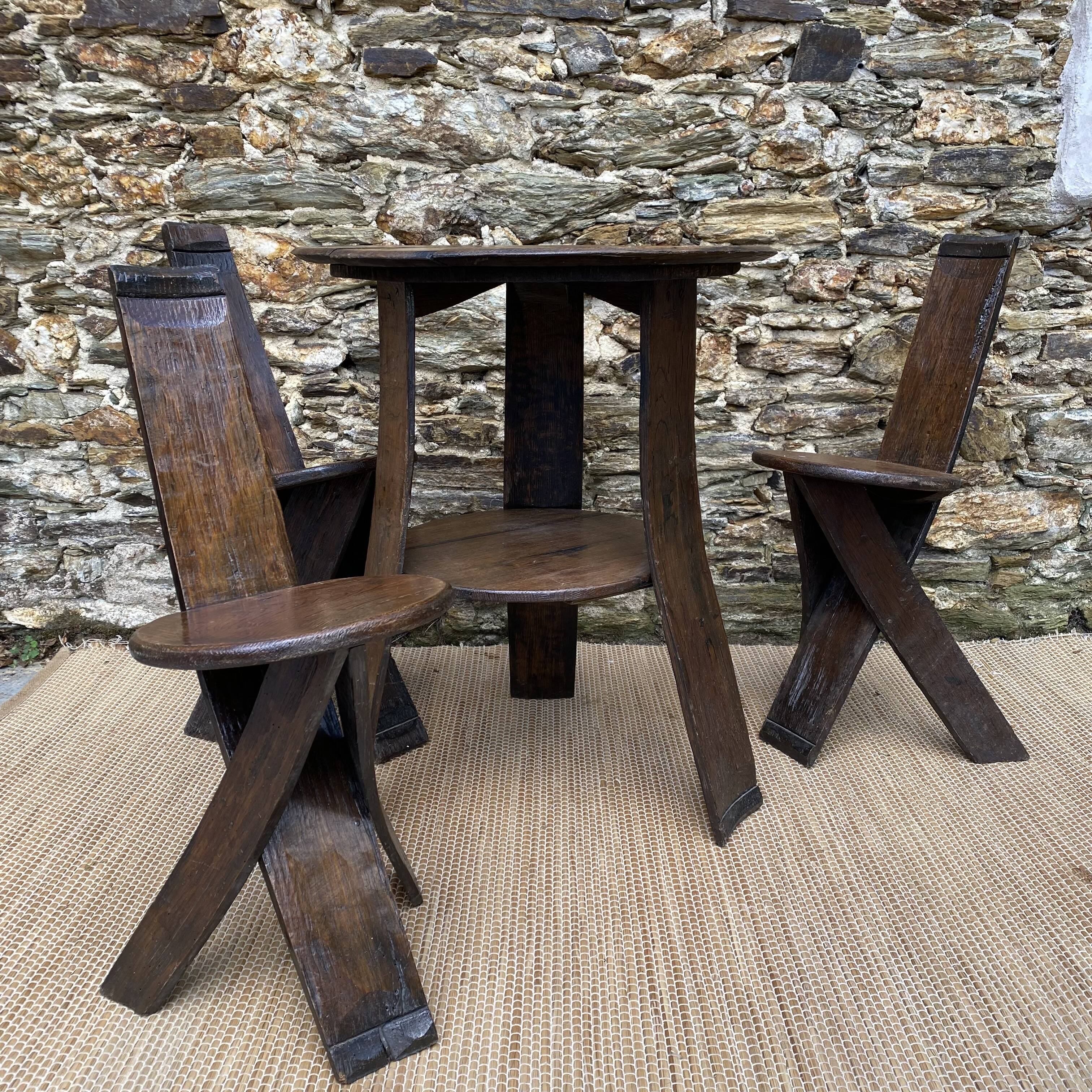 Ensemble table et chaises style brutaliste , cave à vin