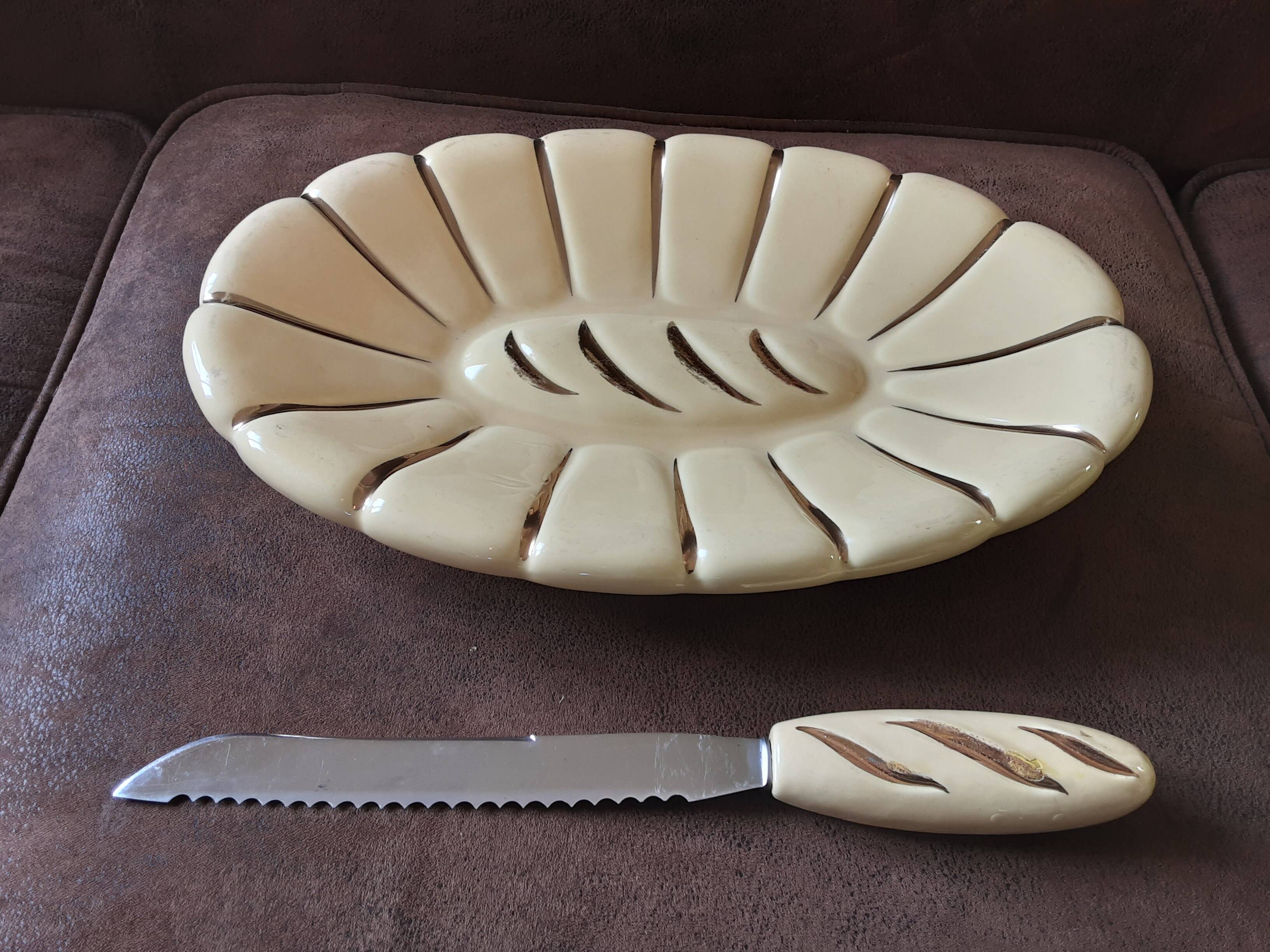 Bread basket and knife