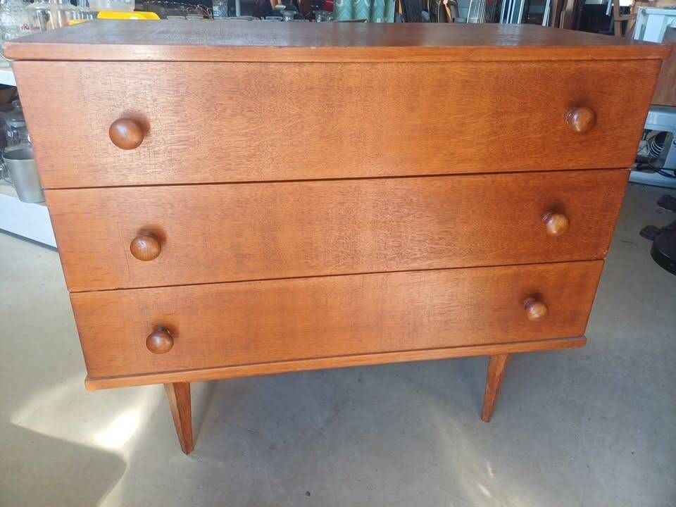 Vintage chest of drawers with tapered legs