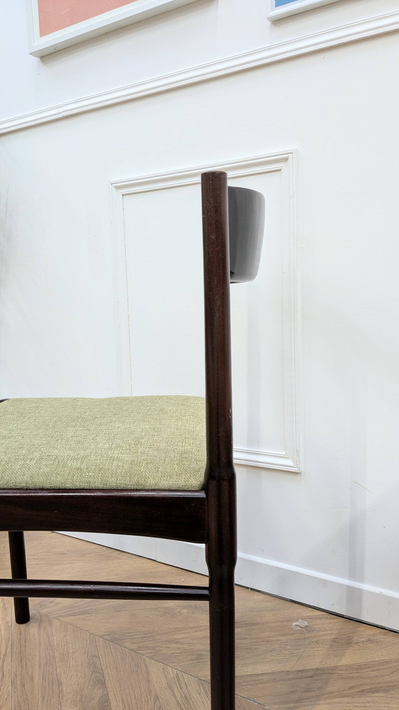 6 green Scandinavian chairs