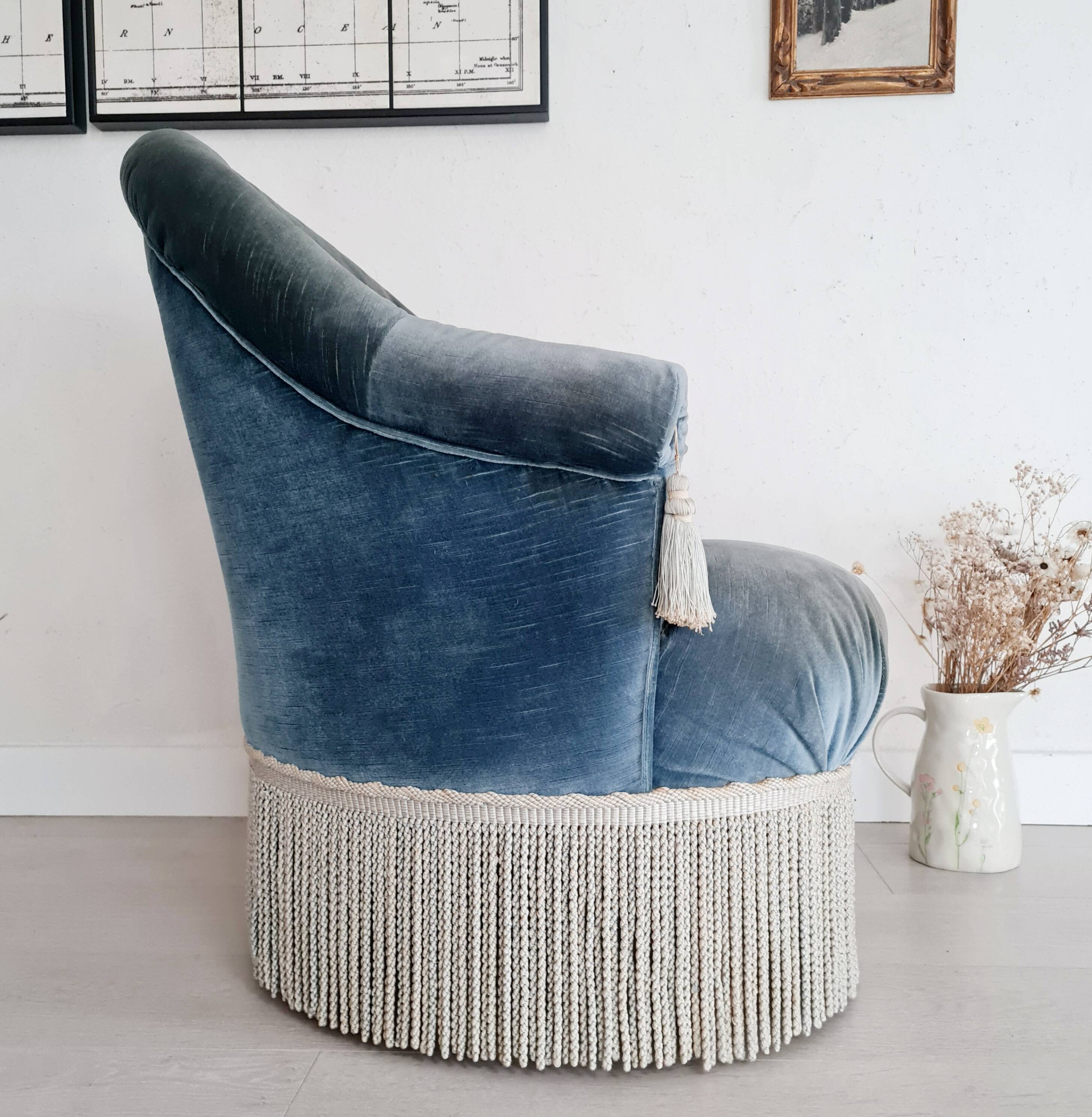 Blue velvet toad armchair with fringes