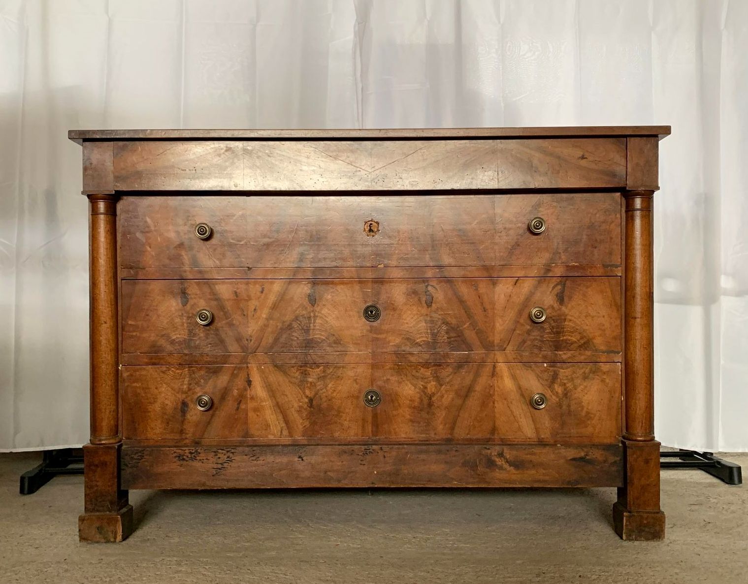 Empire period chest of drawers in mahogany with blond patina circa 1810-1820