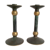 Paire de bougeoirs en bronze patiné