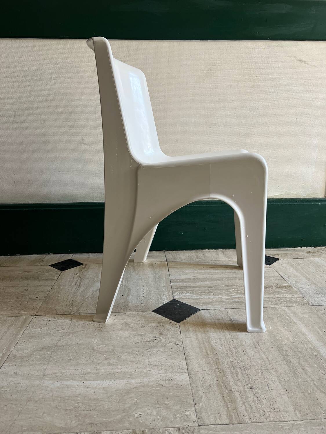 Gilac 1970 design monobloc chair