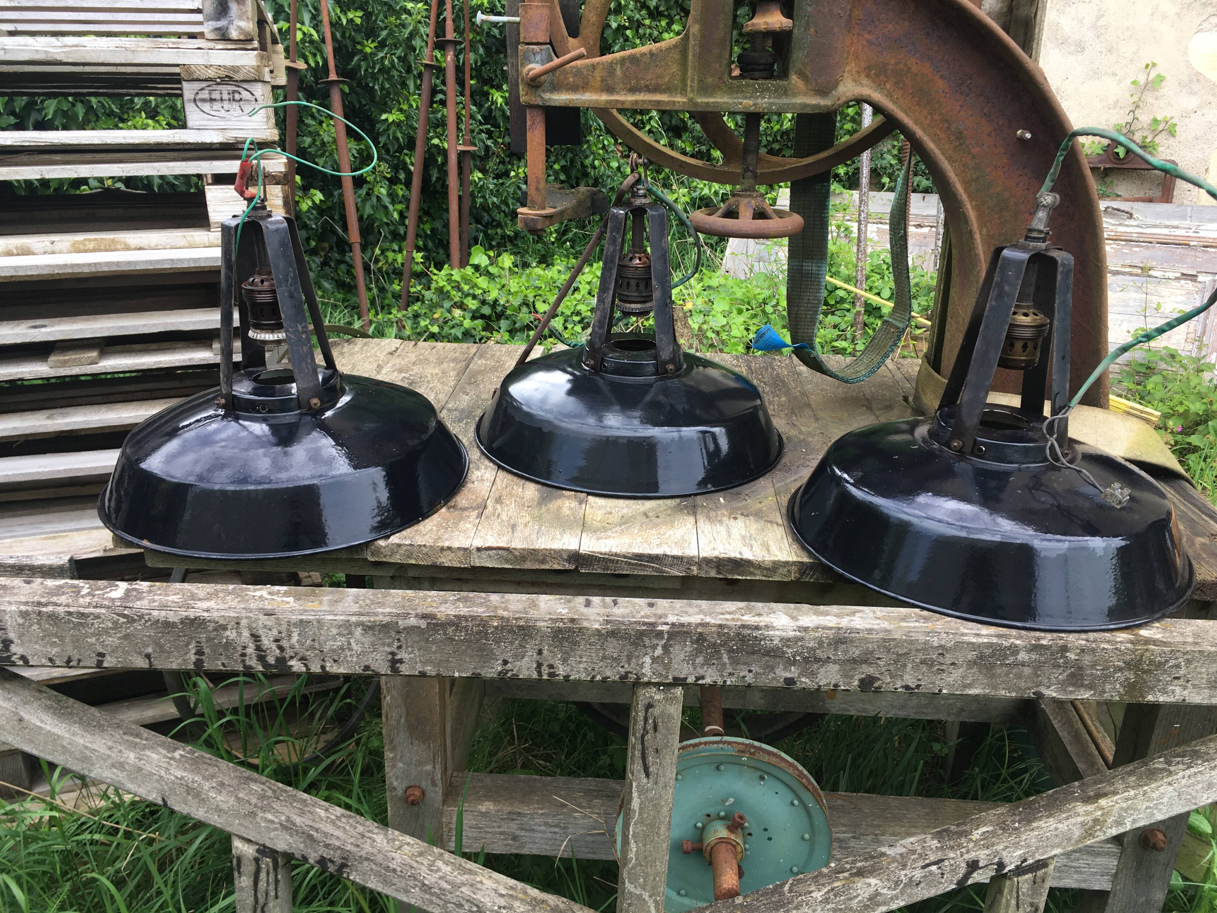 Set of 3 black industrial lamps from the 70s, good condition