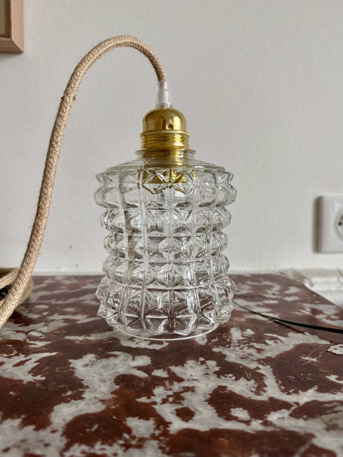 Glass lamp with diamond pattern