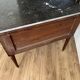 Commode en plaquage de bois de style Louis XVI et plateau en marbre