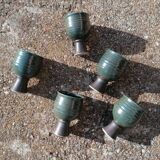 Tasses gobelets en grès sur pied originales signées.