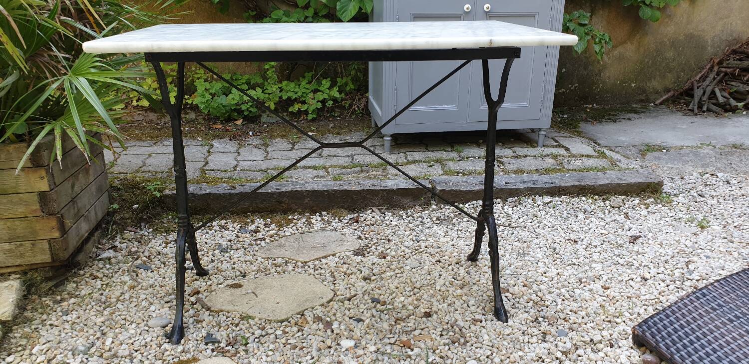 Bistro table in white Carrara marble and cast iron