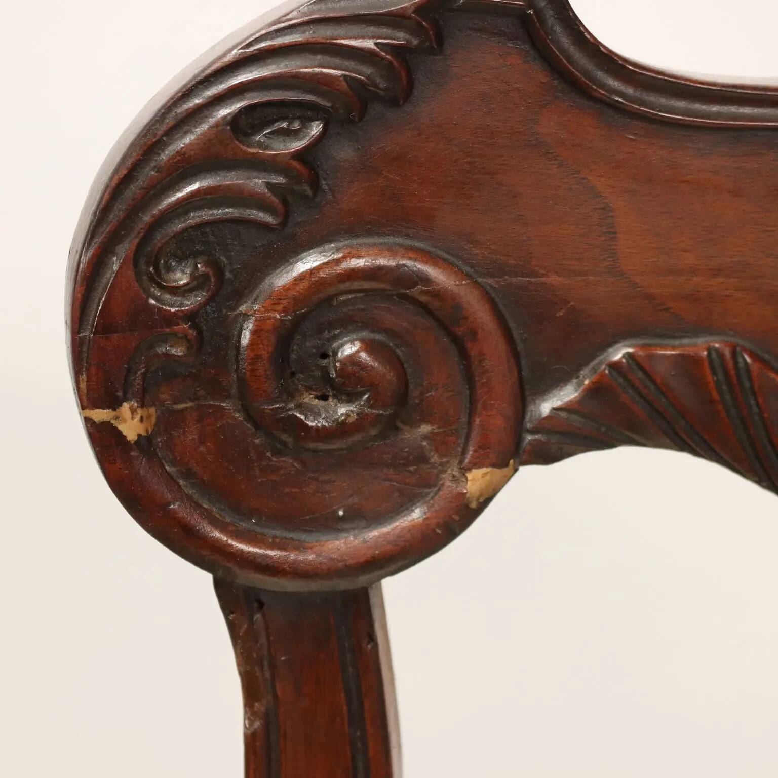 Chaises anciennes période Restauration en acajou sculpté XIXe siècle