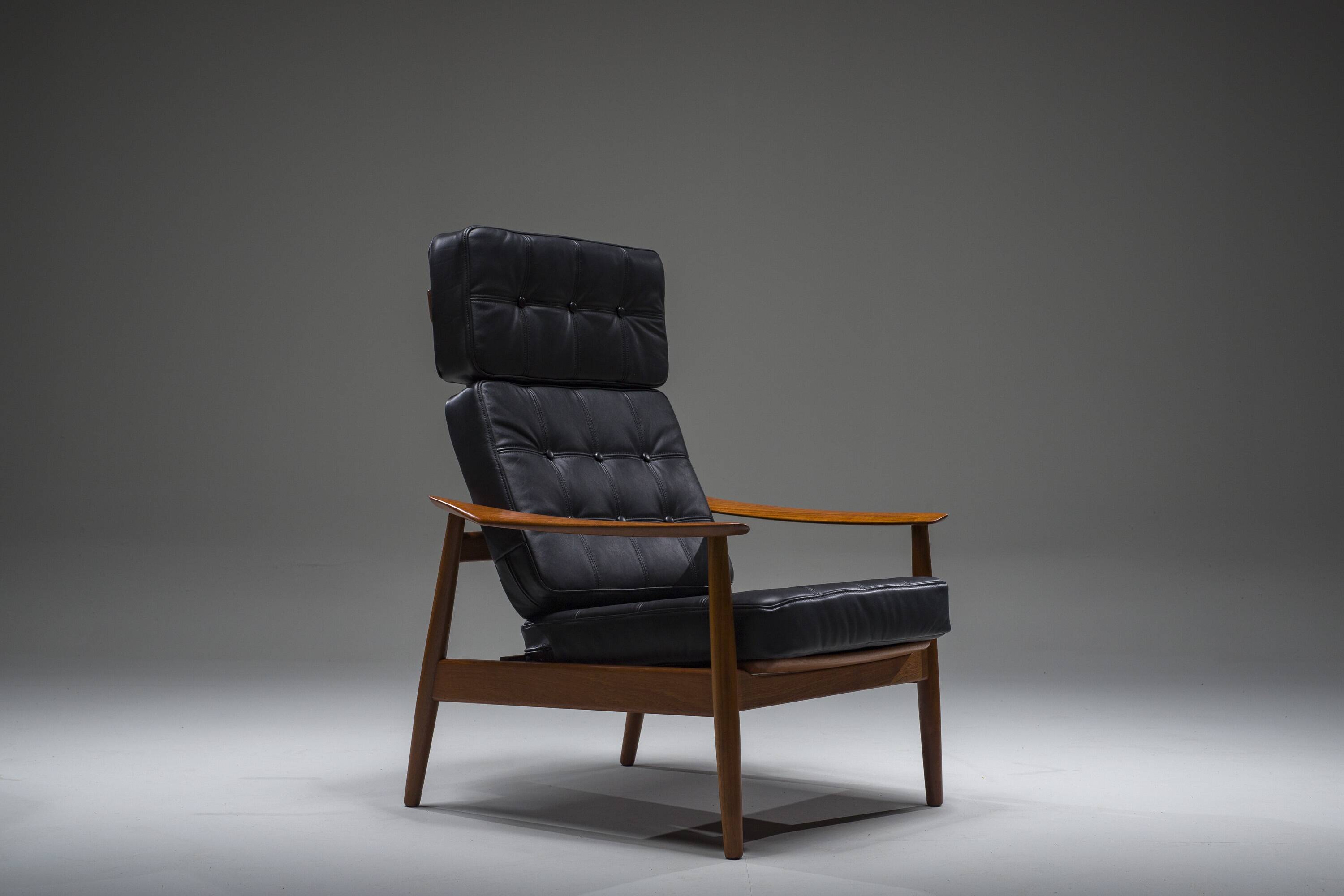 Mid-Century Modern FD 164 Armchair in Teak and Black Leather by Arne Vodder