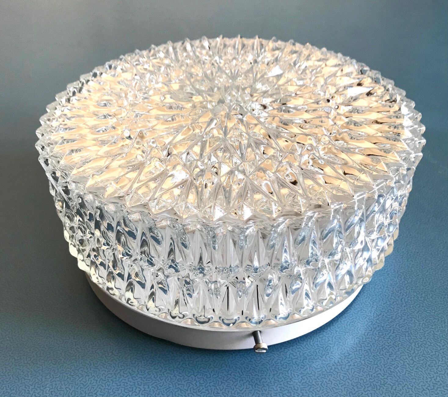 Round ceiling light in chiseled glass