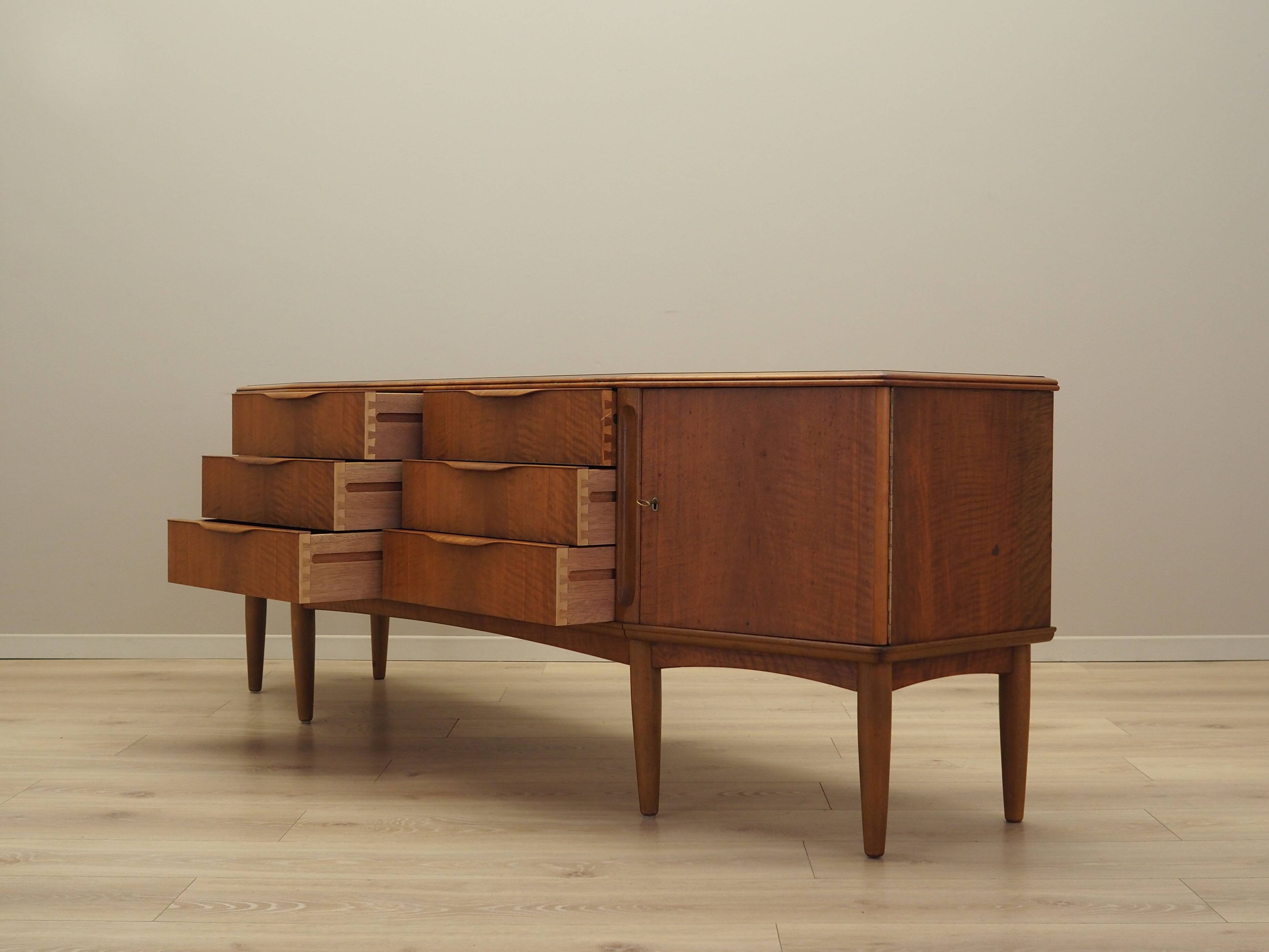 Buffet en noyer, design danois, années 1960, production : Danemark