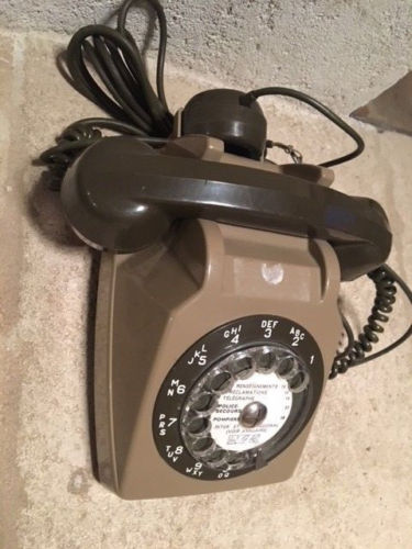 Téléphone ancien vintage années 70