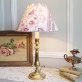 Lampe ancienne en laiton gravé avec son abat-jour en tissu oiseau des années 1900