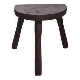 Half-moon tripod stool