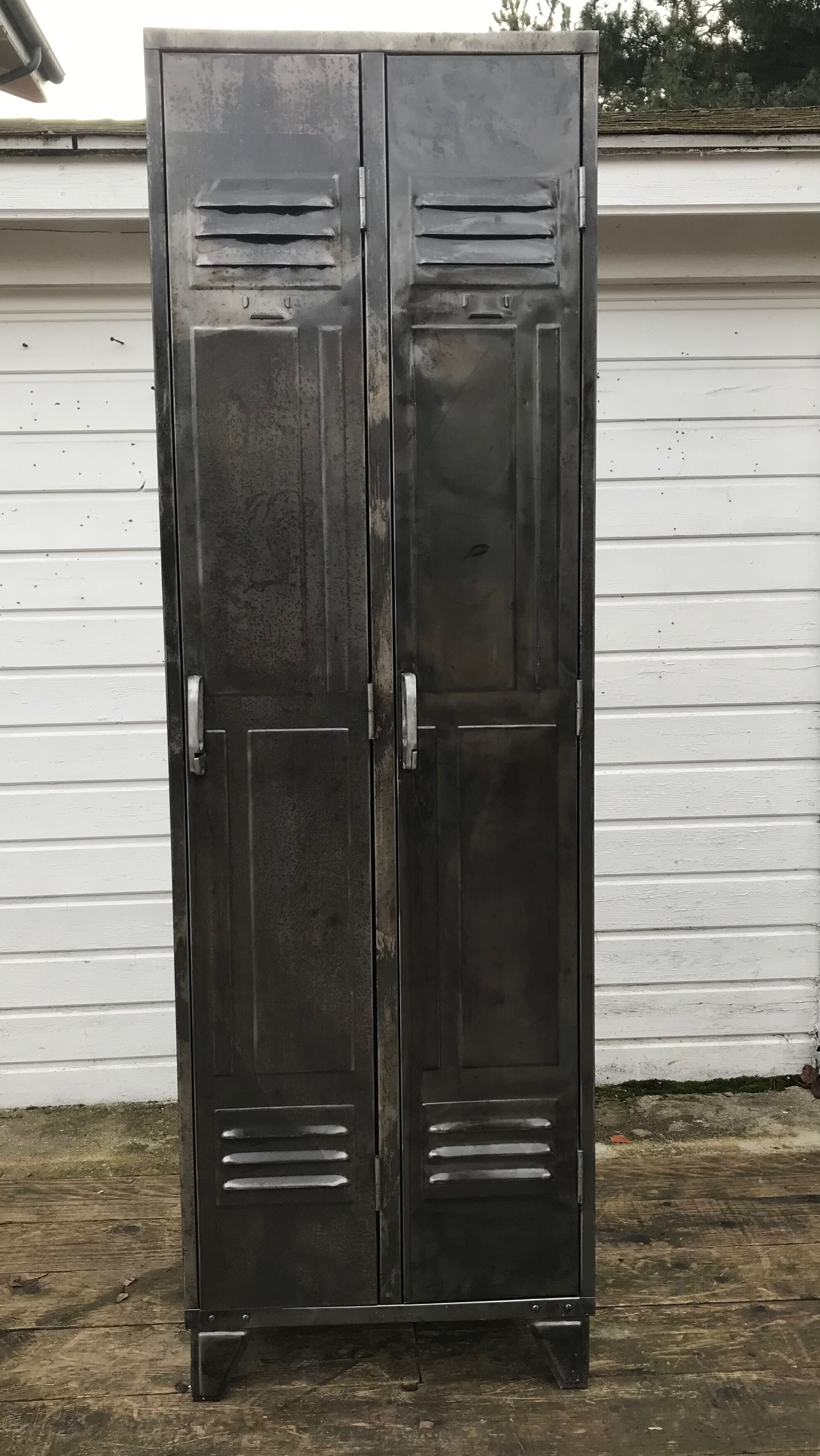 Ancien vestiaire en métal à deux portes panneautées