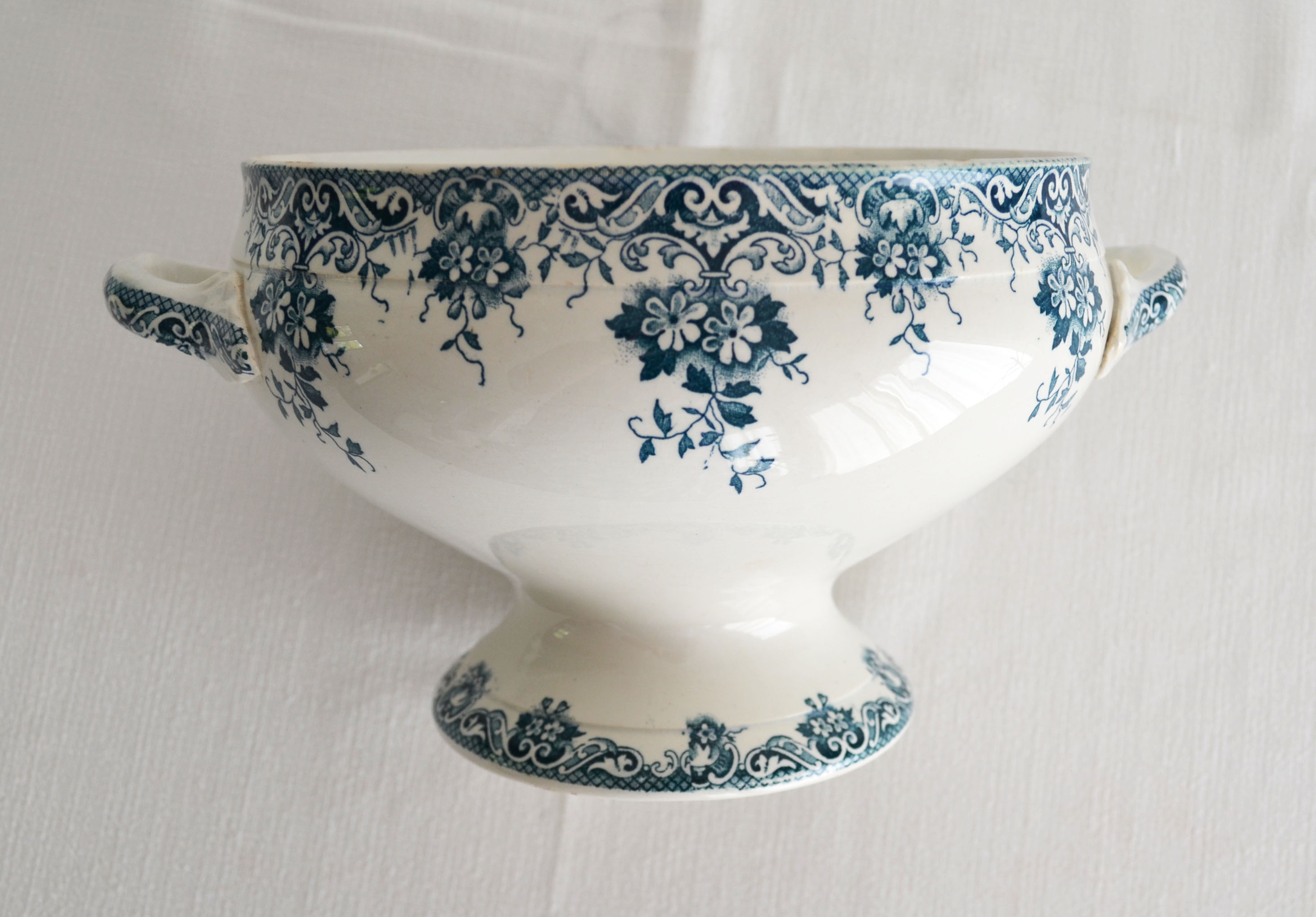 Tureen iron earth