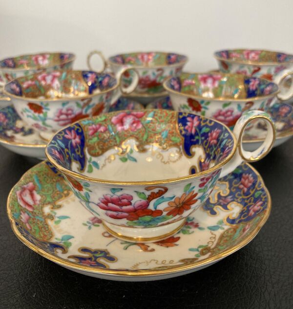 Ensemble 6 tasses et ss tasses porcelaine anglaise milieu XIXeme