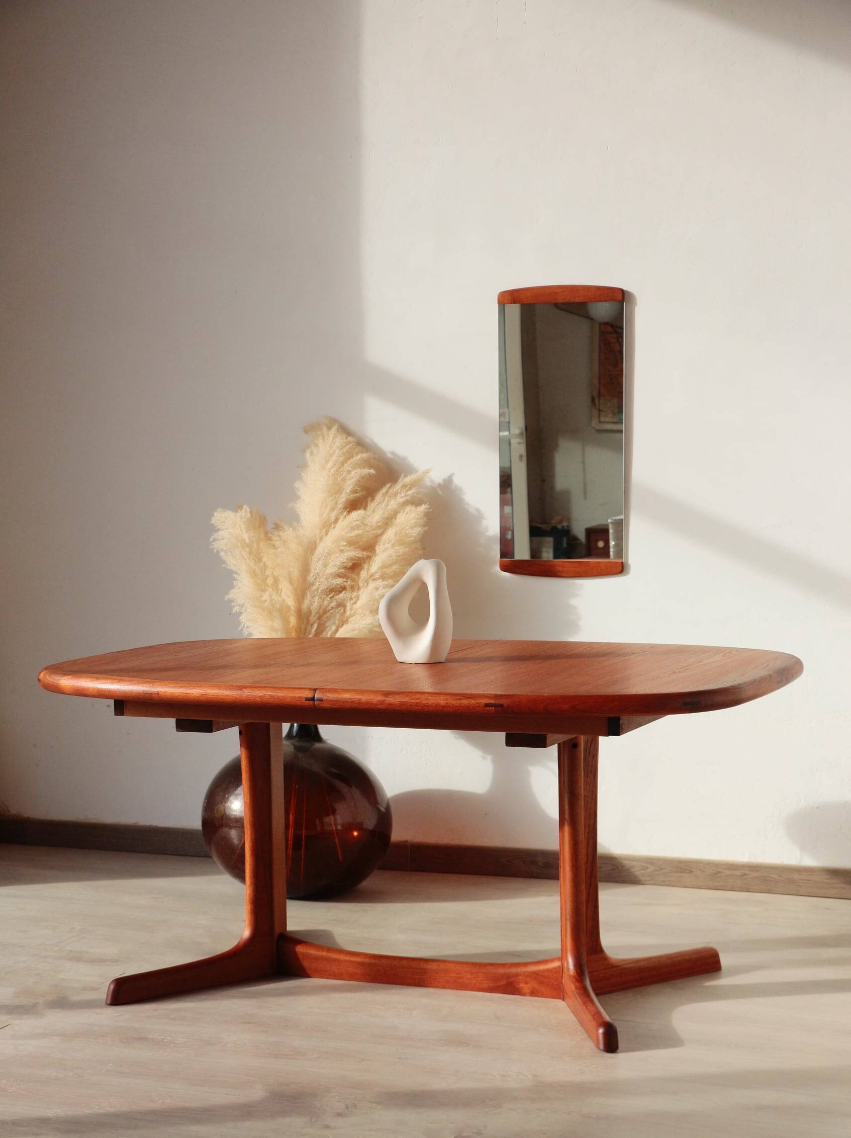 Vintage Dyrlund dining table in teak – the excellence of Danish design.