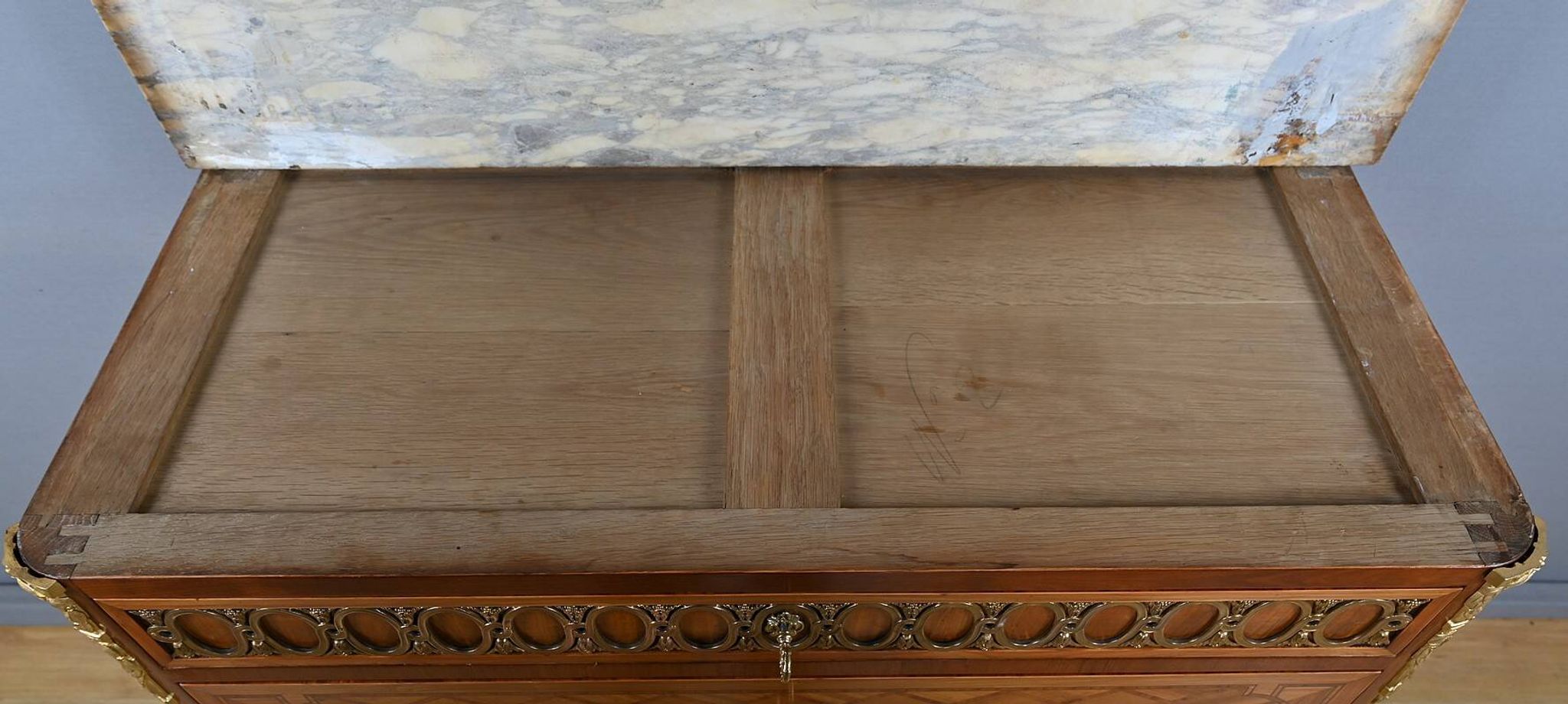 Commode Sauteuse en Marqueterie, style Transition Louis XV Louis XVI – Débu