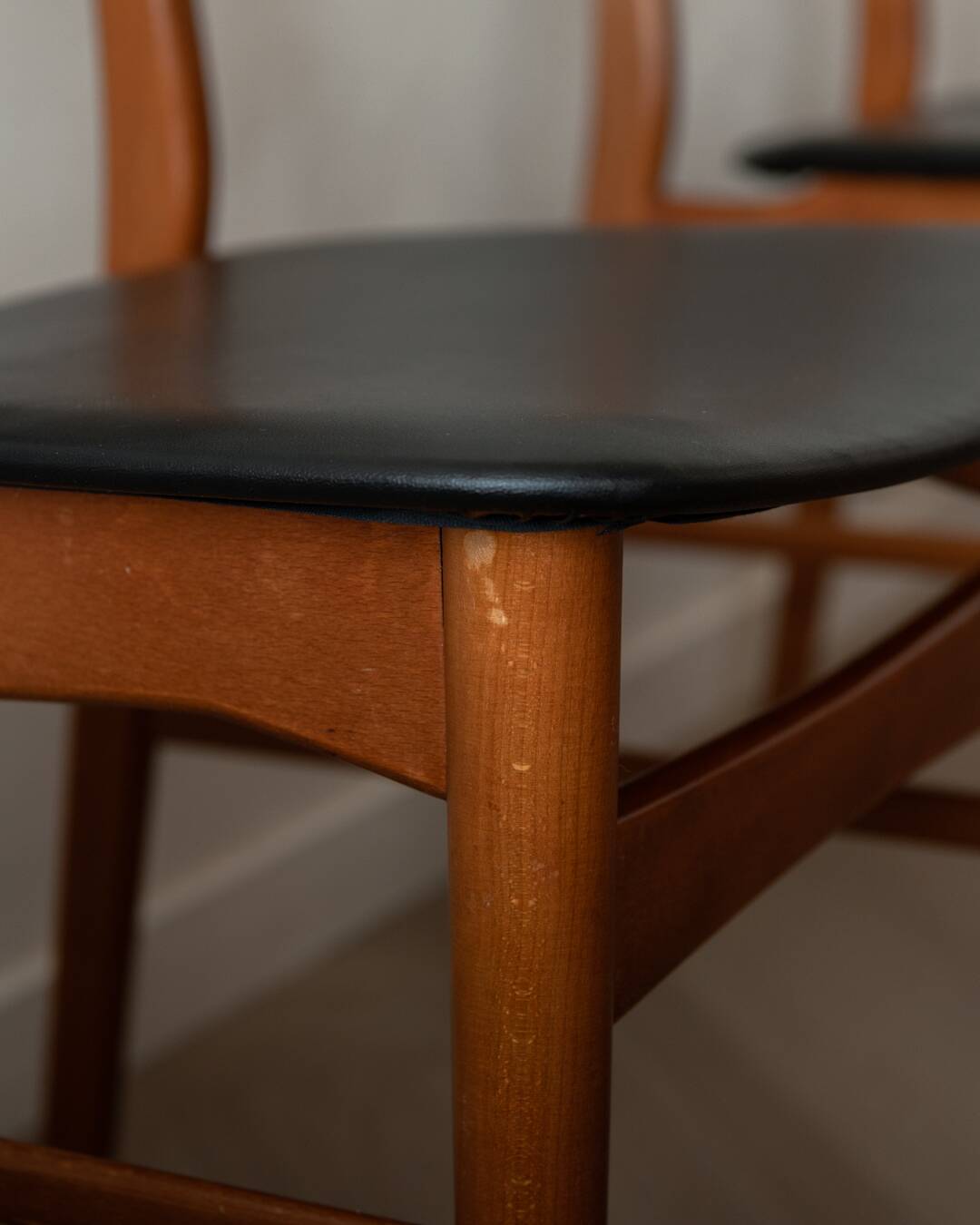 Ensemble de 6 chaises de salle à manger danoises des années 50 · Teck et Skai noir