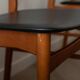 Ensemble de 6 chaises de salle à manger danoises des années 50 · Teck et Skai noir
