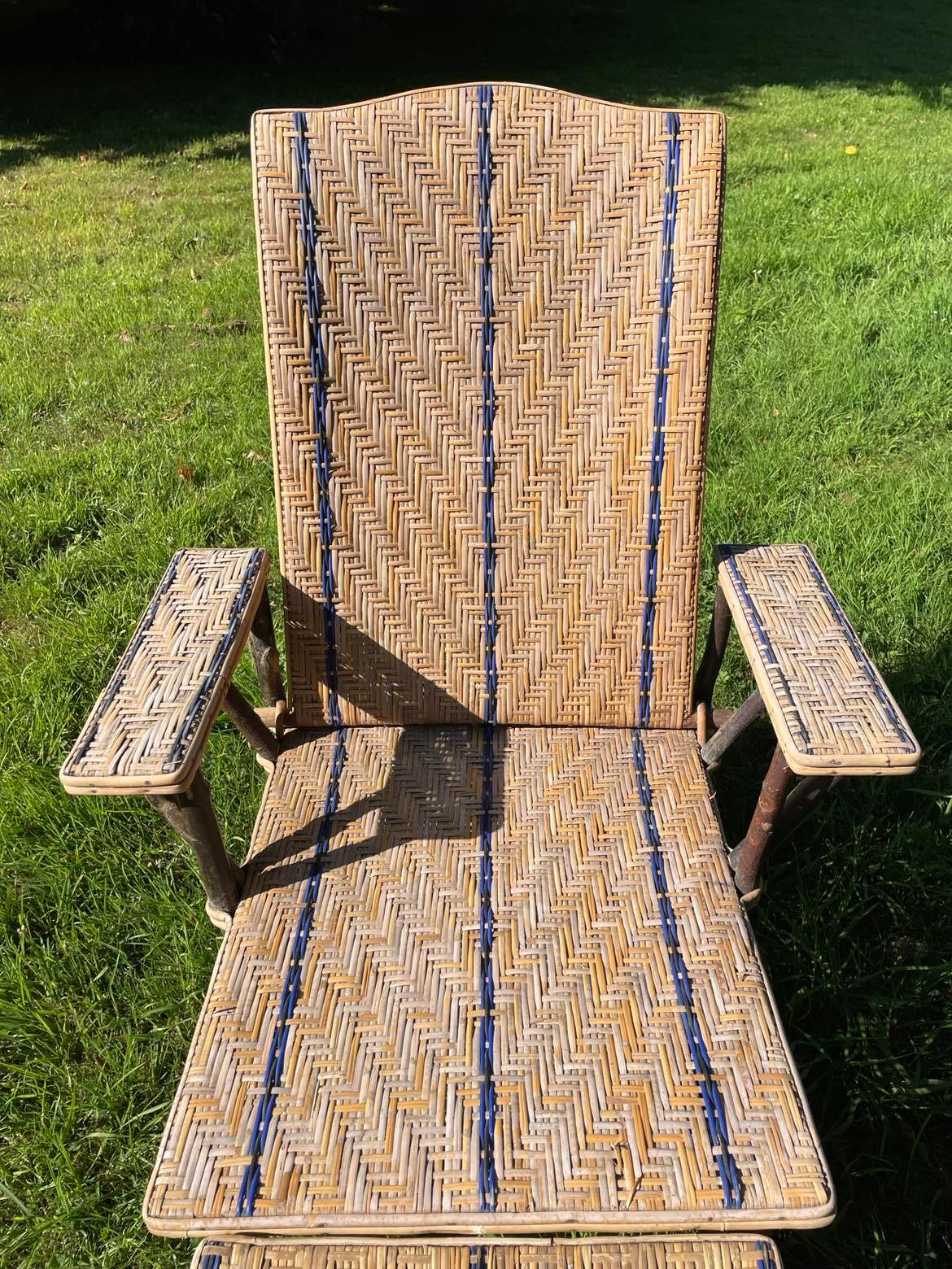 Braided wicker chaise longue, rattan and chestnut