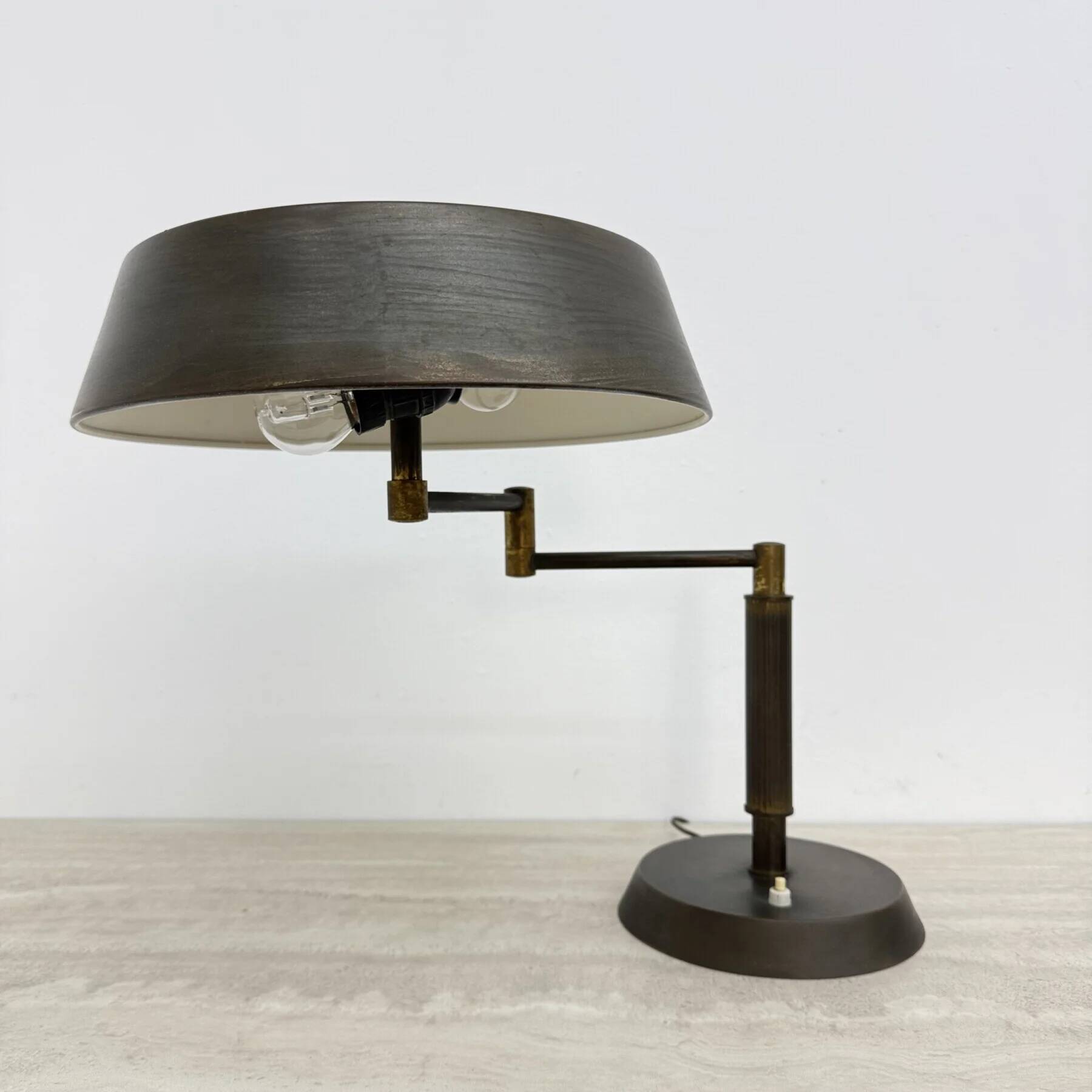 Mid-century Italian brass table desk lamp with pantograph arm, 1940s