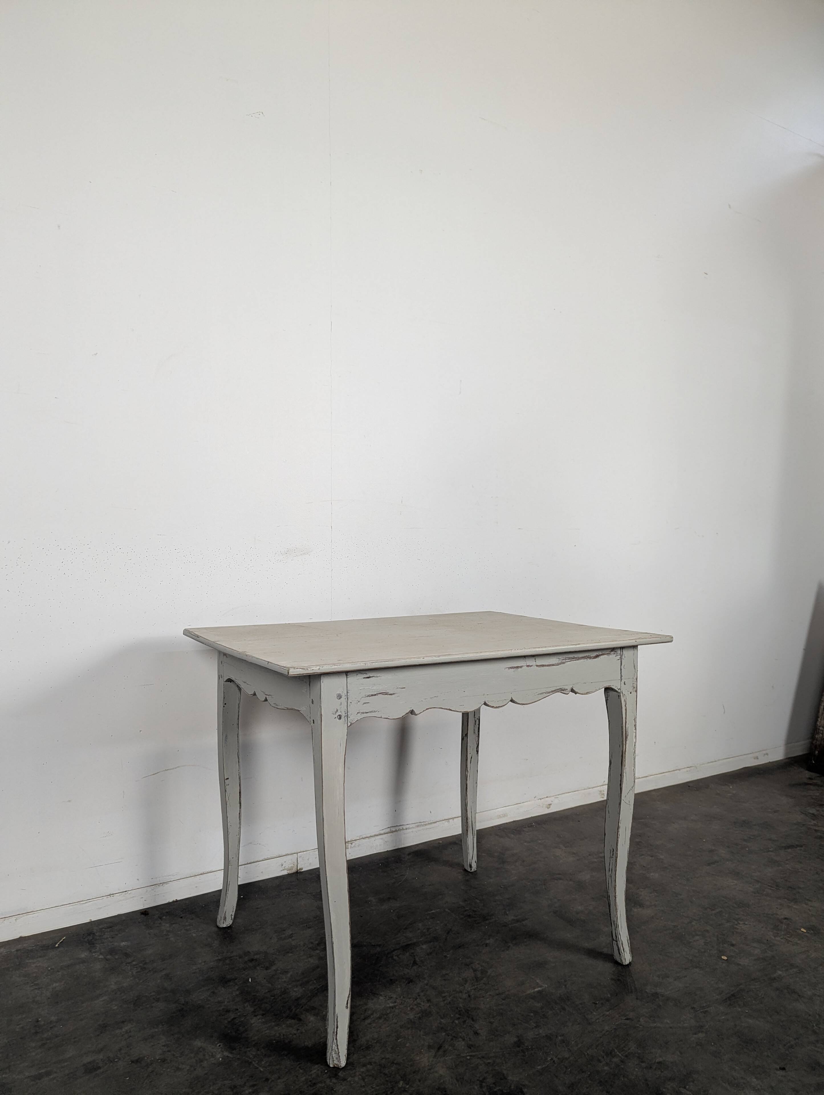 Petite table Louis XV en bois laqué gris