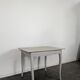 Petite table Louis XV en bois laqué gris