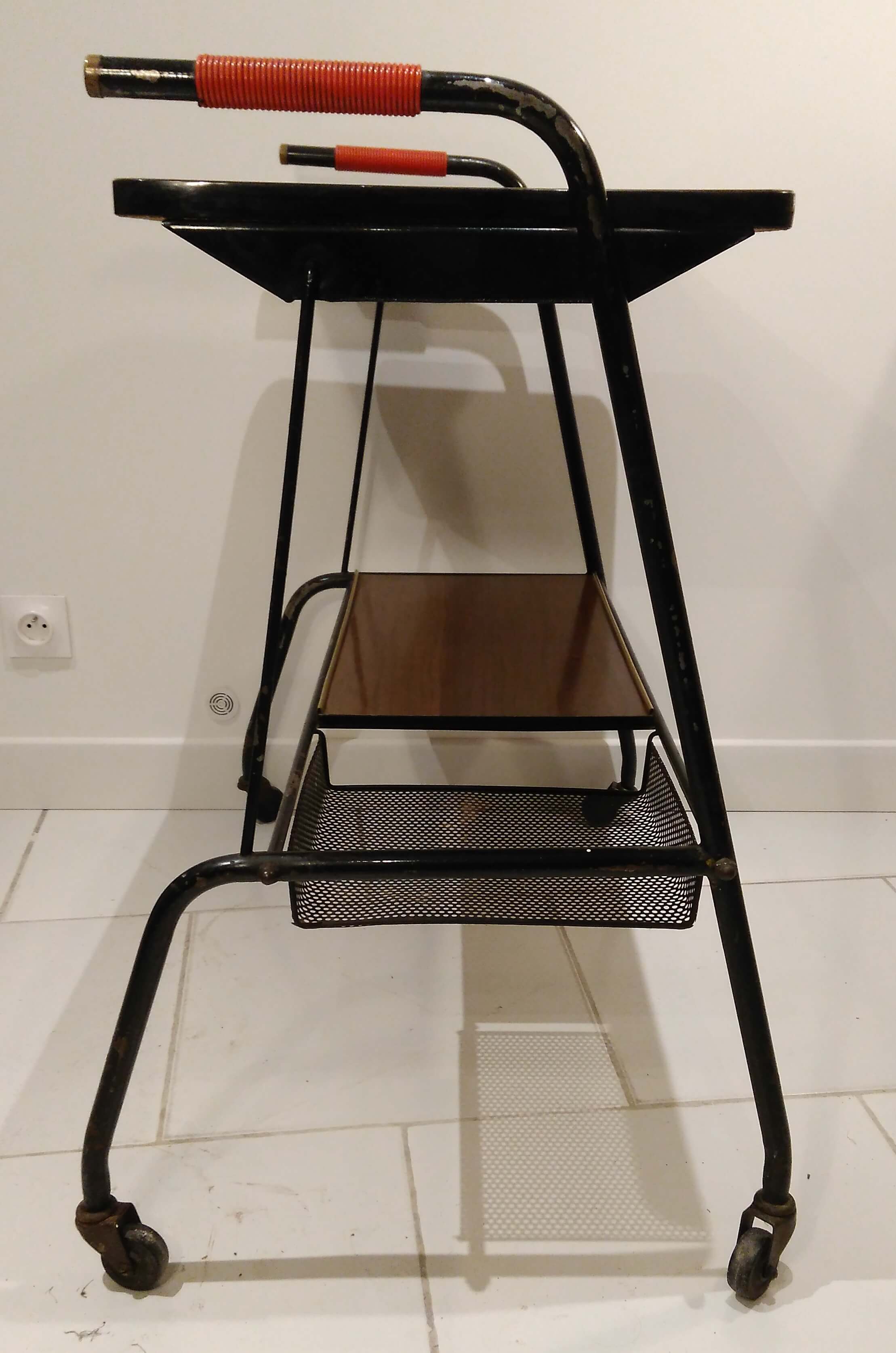 Red scoubidou handles wheeled serving table