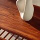 Table basse vintage Everest en noyer – style « planche de surf » (années 60)