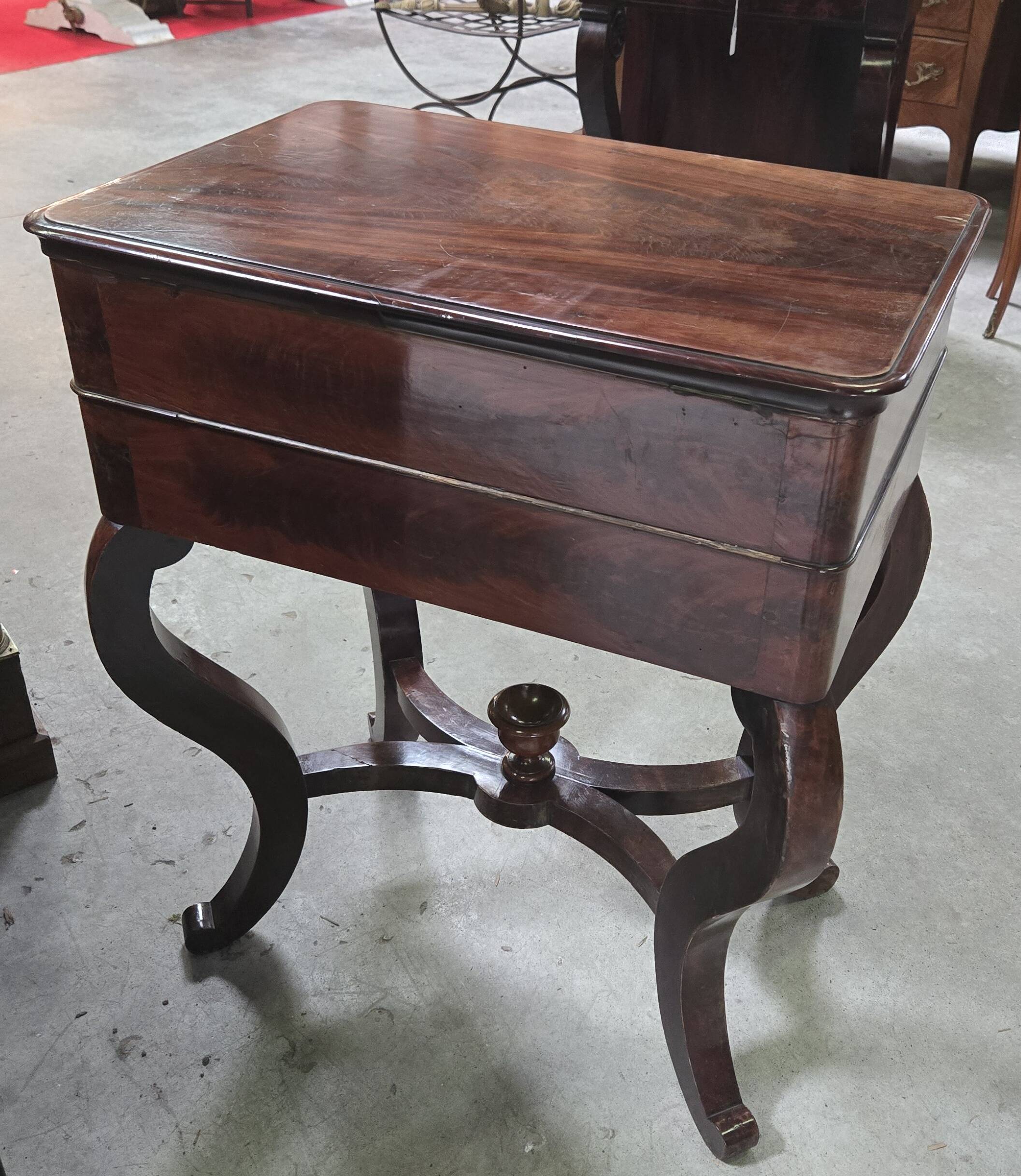 Dresser or vanity table from the Charles X / Empire period in mottled mahogany.